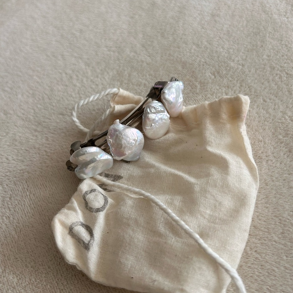 DONNI. Flat Baroque Pearl Barrette